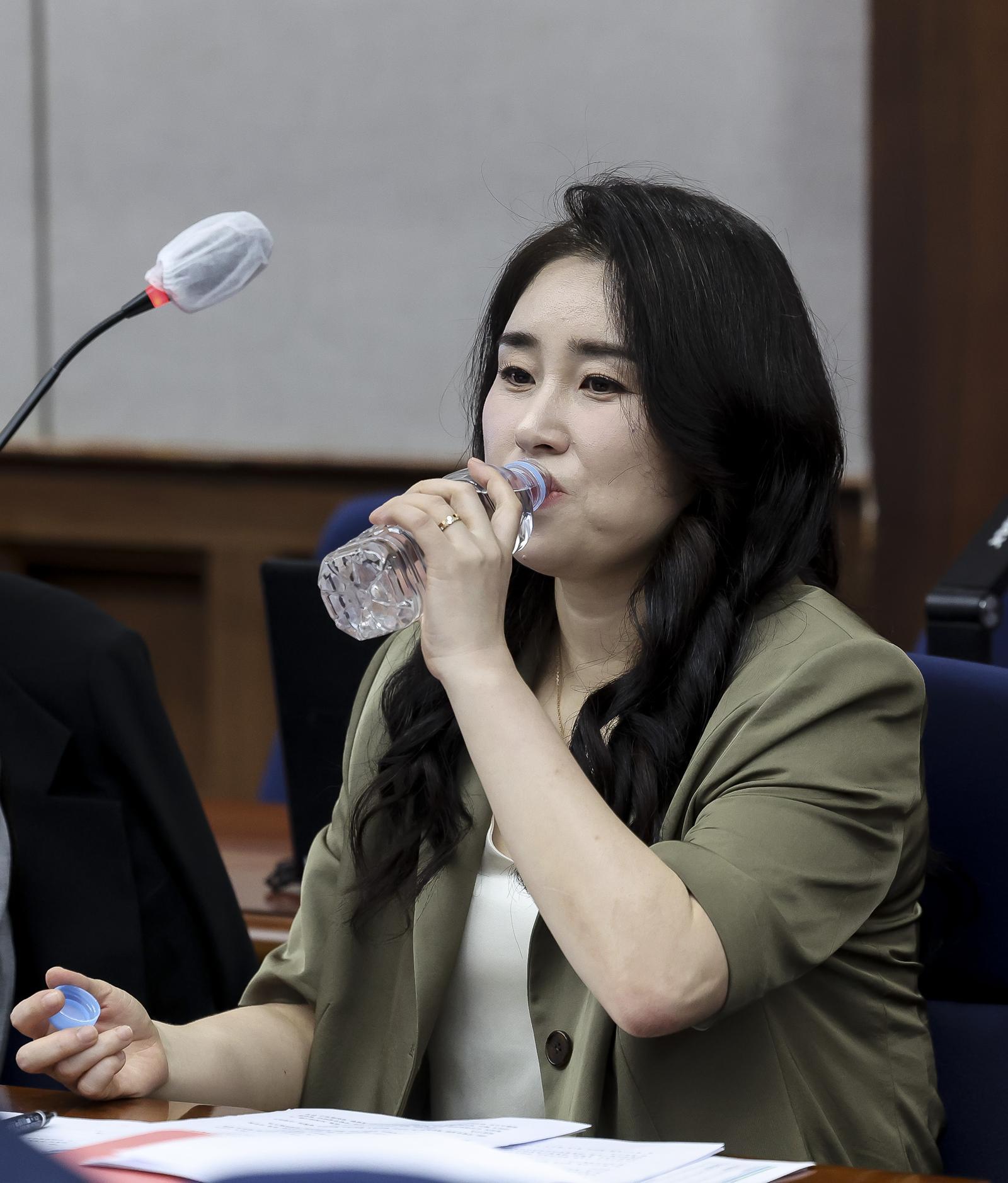 윤석열 전 대통령 법률대리인단인 김계리 변호사가 26일 서울 서초구 서울중앙지방법원에서 열린 윤 전 대통령에 대한 ‘특수공무 집행 방해, 직권남용 권리행사 방해 혐의’ 첫 재판에 출석해 물을 마시고 있다. 2025.09.26. 사진공동취재단