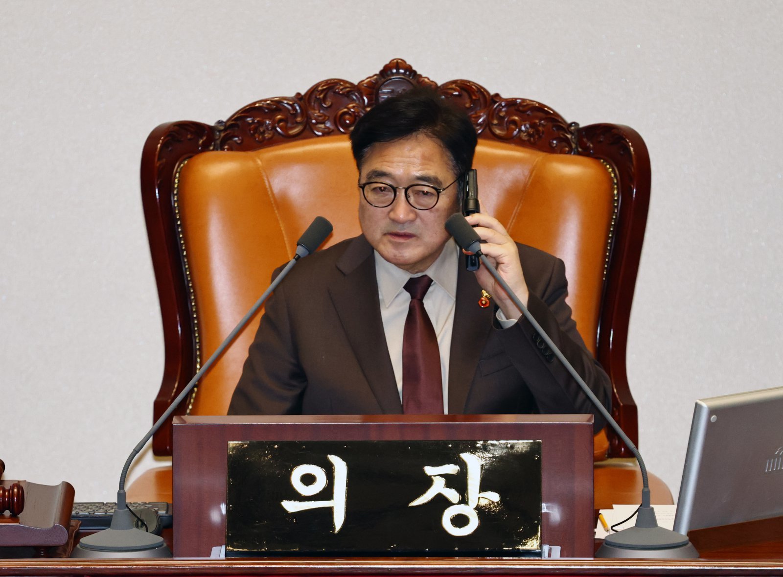 우원식 국회의장이 22일 오전 서울 여의도 국회에서 열린 본회의에서 통화하고 있다. 2025.12.22. 뉴시스