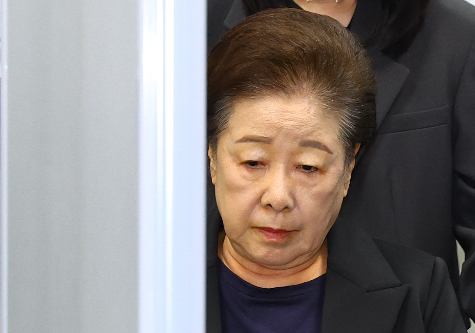 청탁금지법과 정치자금법 위반 등 혐의를 받는 한학자 통일교 총재가 22일 오후 서울 서초구 서울중앙지방법원에서 열린 영장실질심사(구속 전 피의자 심문)을 마친 뒤 법정을 나서고 있다. 2025.09.22. [서울=뉴시스]