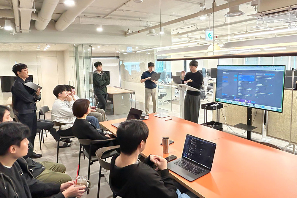 렛서 소속 AX 전문가들이 타운홀 미팅을 통해 AI 구축 방안을 공유하고 논의 중이다 / 출처=렛서