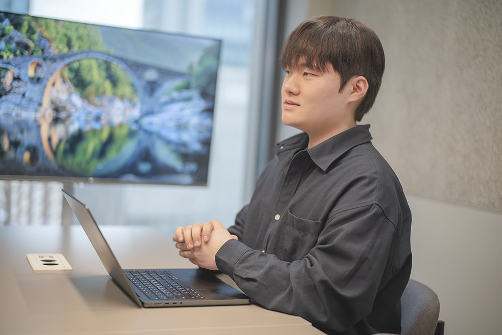 한재석 엔지니어가 렛서의 AX 파트너즈의 개요부터 AI 구축 흐름에 대해 설명했다 / 출처=IT동아