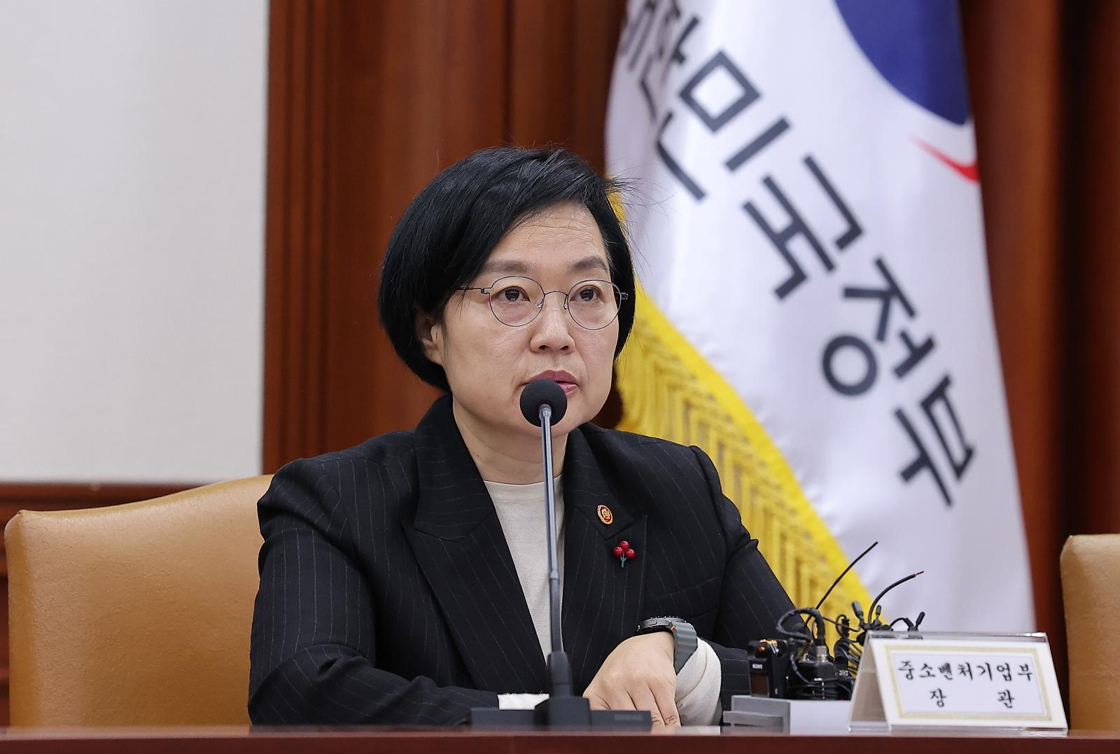 한성숙 중소벤처기업부 장관이 24일 서울 종로구 정부서울청사에서 열린 경제관계장관회의 겸 산업경쟁력강화 관계장관회의에서 모두발언을 하고 있다.  2025.12.24 뉴스1