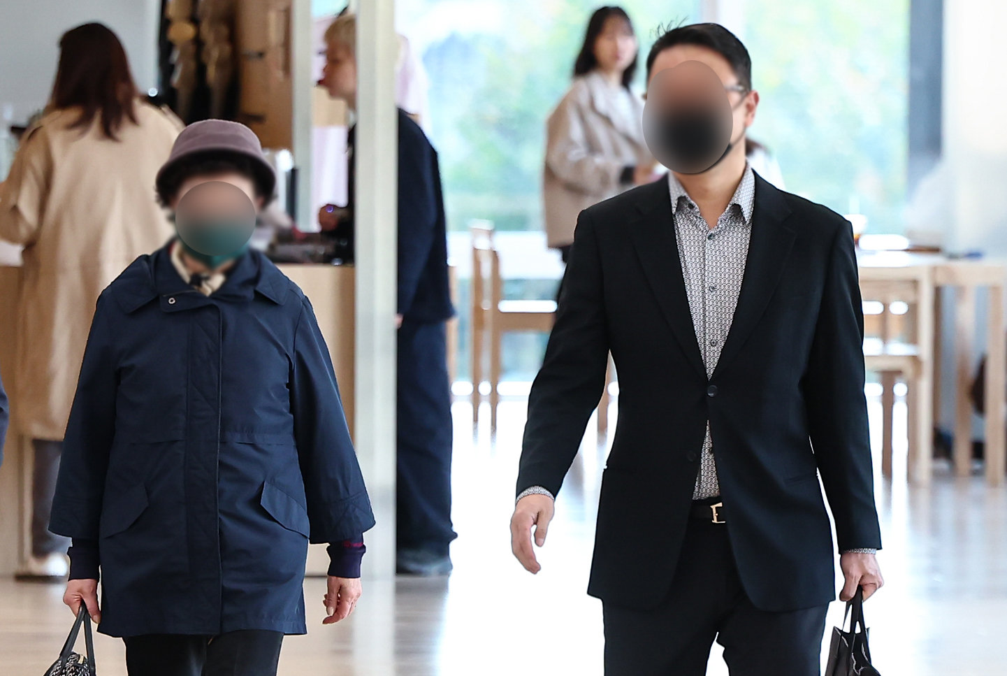윤석열 전 대통령의 부인 김건희 여사의 모친 최은순씨와 오빠 김진우씨가 4일 오전 서울 종로구 KT광화문빌딩 웨스트에 마련된 김건희특검 사무실에 피의자 신분으로 출석하고 있다. 2025.11.4 뉴스1