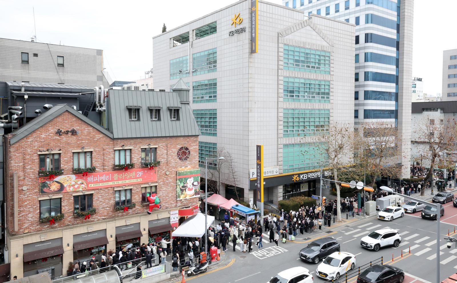 크리스마스를 이틀 앞두고 딸기시루가 출시된 23일 대전 중구 성심당 일대에 빵을 사려는 고객들이 차례를 기다리고 있다. 2025.12.23 뉴스1