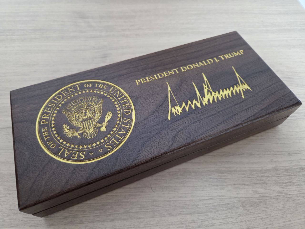 도널드 트럼프 미국 대통령이 이재명 대통령에게 ‘백악관 황금열쇠’를 선물했다고 대통령실 강훈식 비서실장이 24일 밝히며 공개한 사진. 강 실장 페이스북 캡처