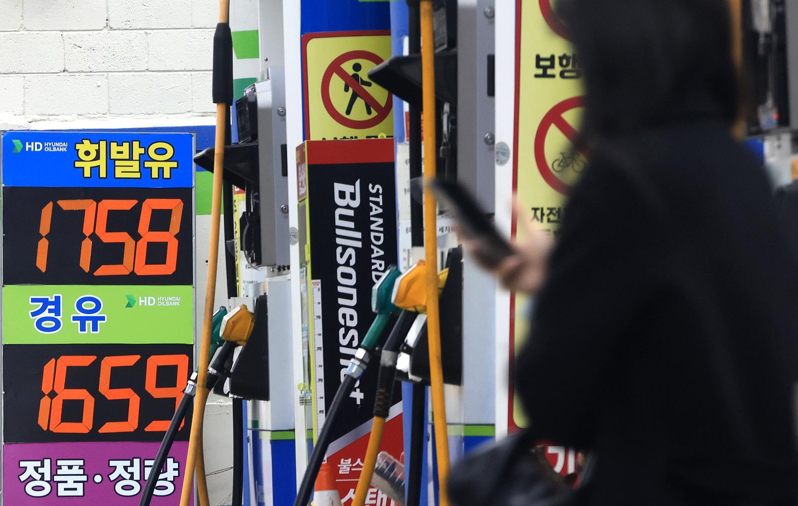 24일 정부가 물가 안정 및 민생 회복 지원을 위해 12월 말 종료 예정인 유류세 인하 기간을 2개월, 자동차 개별소비세 인하 기간을 6개월 연장하기로 했다. 사진은 이날 서울시내의 한 주유소의 모습. 2025.12.24 뉴스1