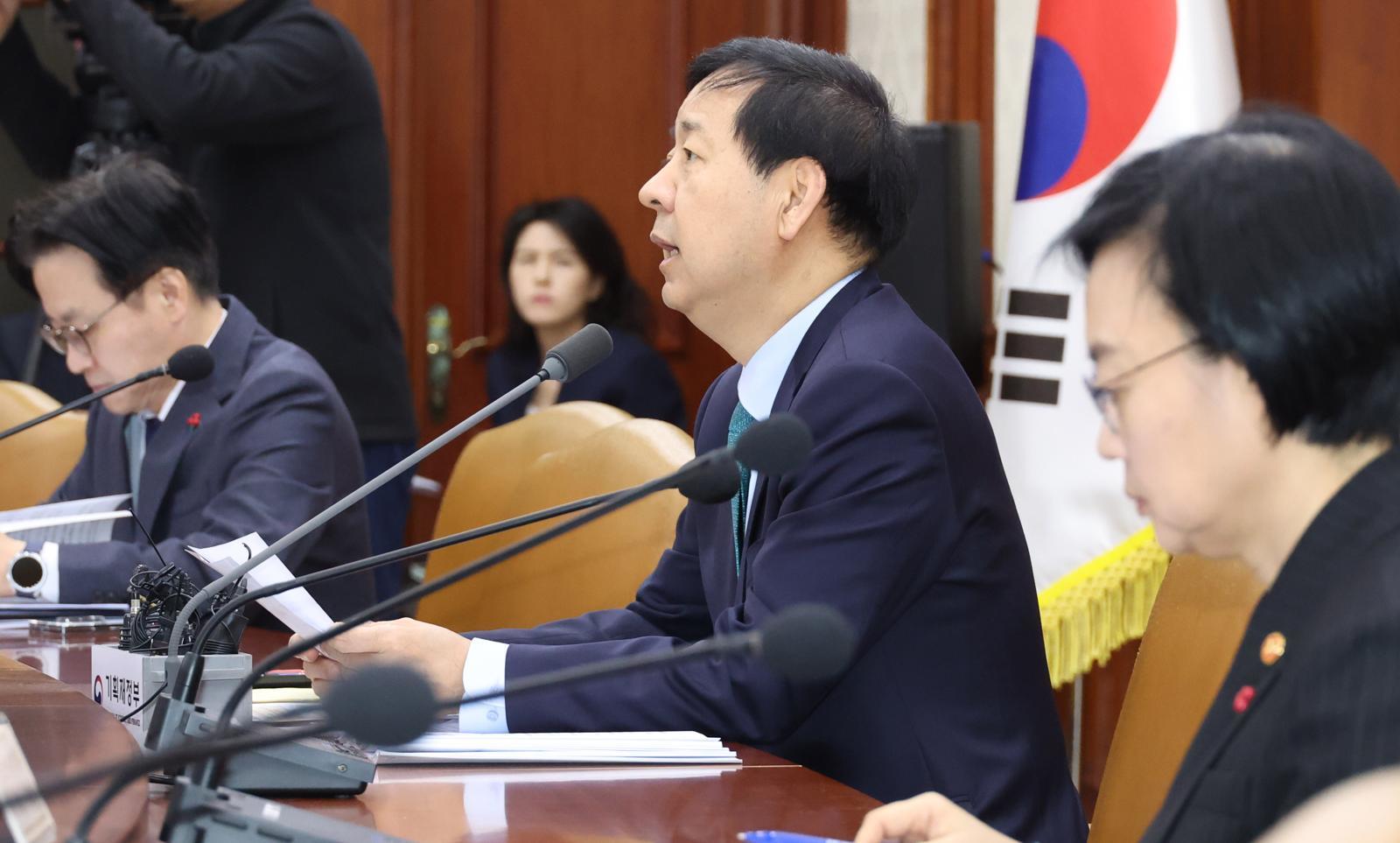 구윤철 부총리 겸 기획재정부 장관이 24일 오전 서울 종로구 정부서울청사에서 열린 경제관계장관회의 겸 산업경쟁력강화 관계장관회의에서 발언을 하고 있다. 2025.12.24 서울=뉴시스