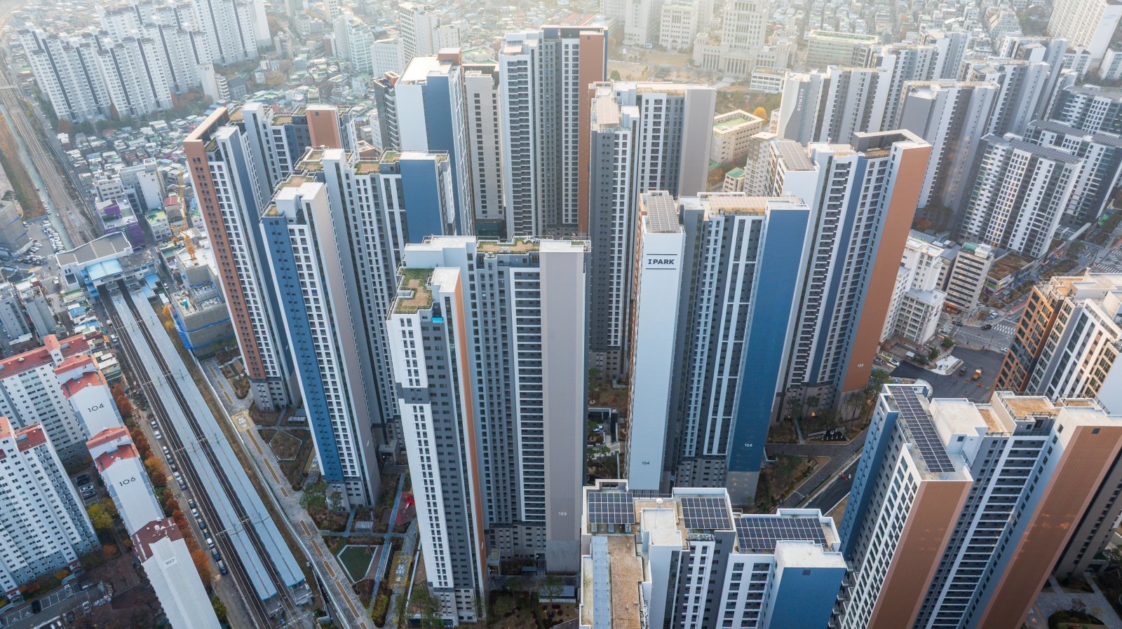 입주가 진행 중인 이문아이파크자이(이문3구역 재개발)는 안면인식 스마트 원패스 시스템을 적용해 별도의 보안카드를 소지하지 않아도 단지 내외 출입이 가능하다. HDC현대산업개발 제공