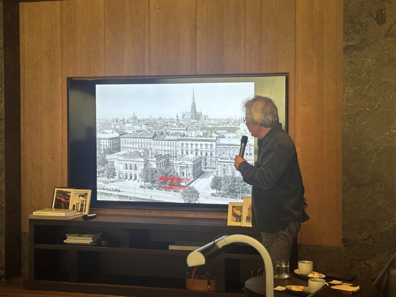 르엘 어퍼하우스 ‘Owner’s Lecture Series’ 12월 18일 강연에서 승효상 건축가가 ‘이 시대 우리의 도시와 건축’을 주제로 강연하고 있다. 사진 제공=헌인타운개발㈜