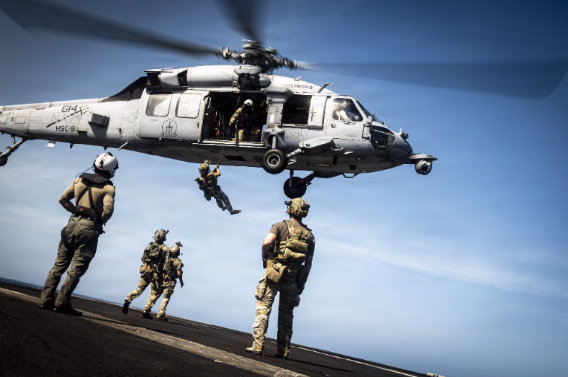 23일 베네수엘라 인근 카리브해 지역에 배치된 미국의 핵추진 항공모함 ‘제럴드포드’함에서 해안경비대 전술팀 요원들과 폭발물처리 기술자들이 합동 훈련을 실시하고 있다. 이날 월스트리트저널(WSJ)은 미군이 카리브해로 특수작전 항공기, 병력, 장비 등을 대거 이동시키며 베네수엘라에 대한 군사 압박 수위를 높였다고 전했다. 사진 출처 미국 함대전력사령부 ‘X’