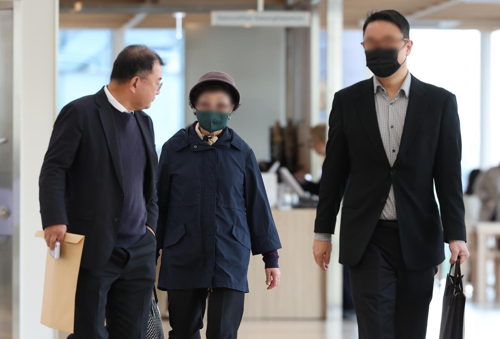 윤석열 전 대통령의 부인 김건희 여사의 모친 최은순(가운데) 씨와 오빠 김진우(오른쪽) 씨가 11월 4일 오전 서울 종로구 KT광화문빌딩 웨스트에 마련된 김건희 여사의 의혹을 수사하는 민중기 특별검사 사무실에 피의자 신분으로 출석하고 있다. 2025.11.04 서울=뉴시스