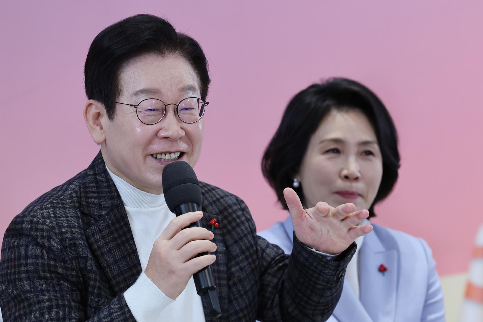 이재명 대통령이 24일 서울 서대문구 신촌세브란스 연세암병원 중입자치료센터에서 열린 희귀질환 환우·가족 현장소통에서 참석자들과 대화를 나누고 있다. 2025.12.24/뉴스1