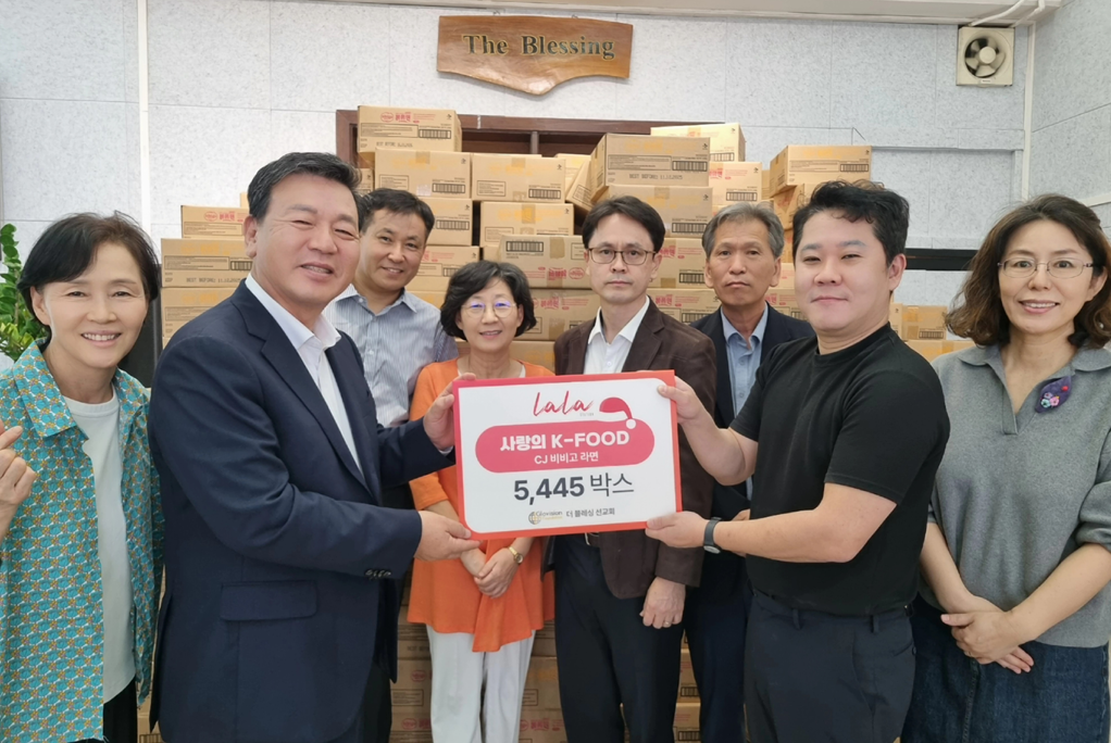 라라스테이션은 태국 사회공헌 단체 ‘더 블레싱 선교회(The Blessing Mission)’를 통해 사랑의 K-FOOD 비비고 라면 5,445상자를 기부했다. 더 블레싱 선교회 이규식 선교사 부부(앞줄 왼쪽)와 라라스테이션 최경태 CBO(앞줄 오른쪽 두번째)를 비롯한 행사 관계자들이 기념촬영을 하고 있다. 사진제공=라라스테이션