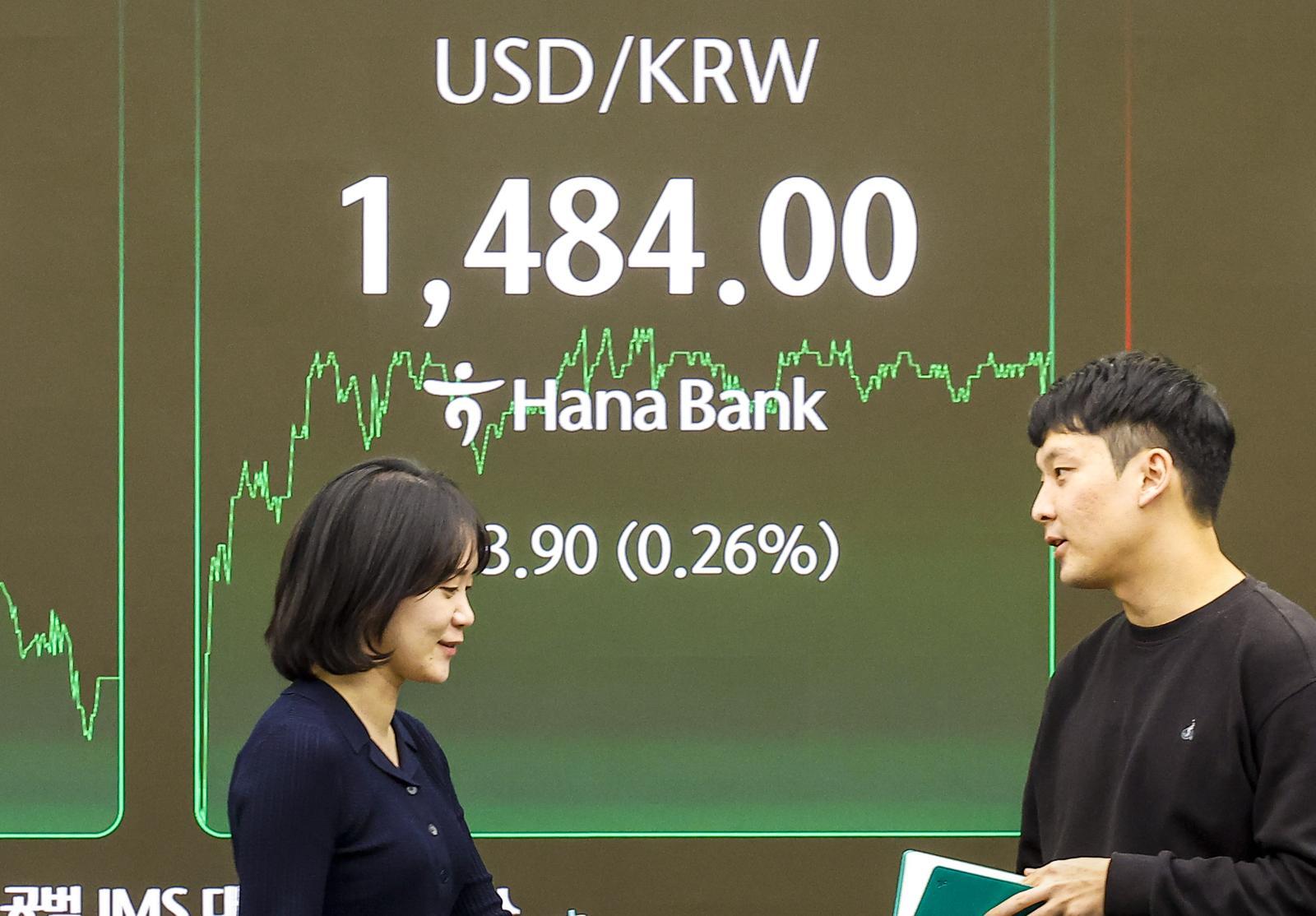 23일 서울 중구 하나은행 딜링룸에서 직원들이 업무를 보고 있다.  이날 서울 외환시장에서 원·달러 환율은 전 거래일(1480.1원)보다 3.5원 오른 1483.6원에 주간 거래를 마감했다. 2025.12.23.[서울=뉴시스]