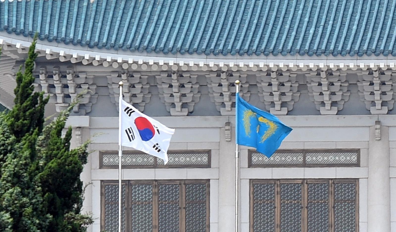 대통령 집무실이 청와대로 공식 이전함에 따라 오는 29일부터 봉황기가 청와대에 게양된다. 사진은 지난 2017년 6월9일 청와대에 걸린 봉황기 모습(자료사진). 뉴스1