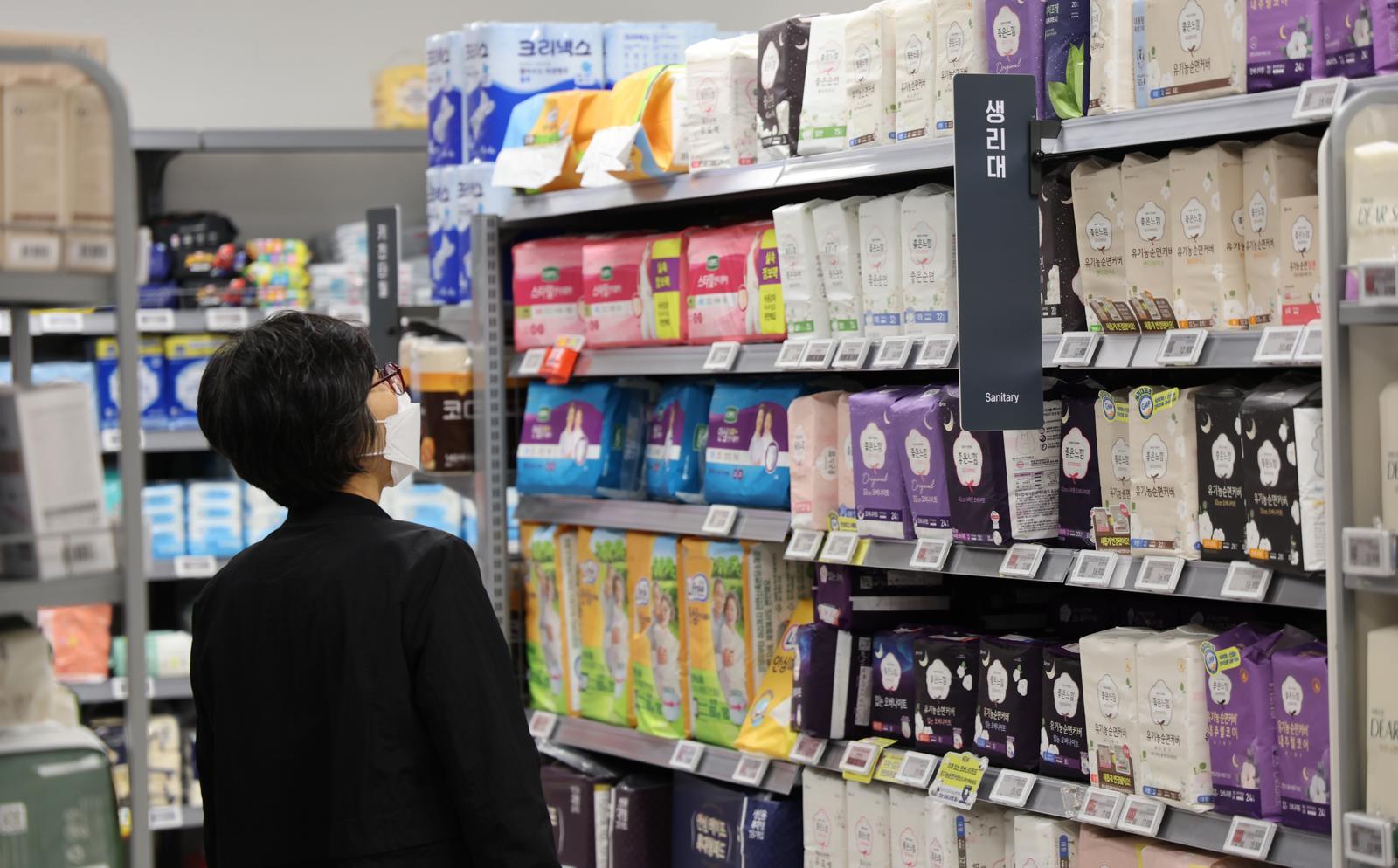 서울 시내 한 대형마트 생필품 판매대에 생리대 상품이 진열돼 있다. 2024.04.17 서울=뉴시스
