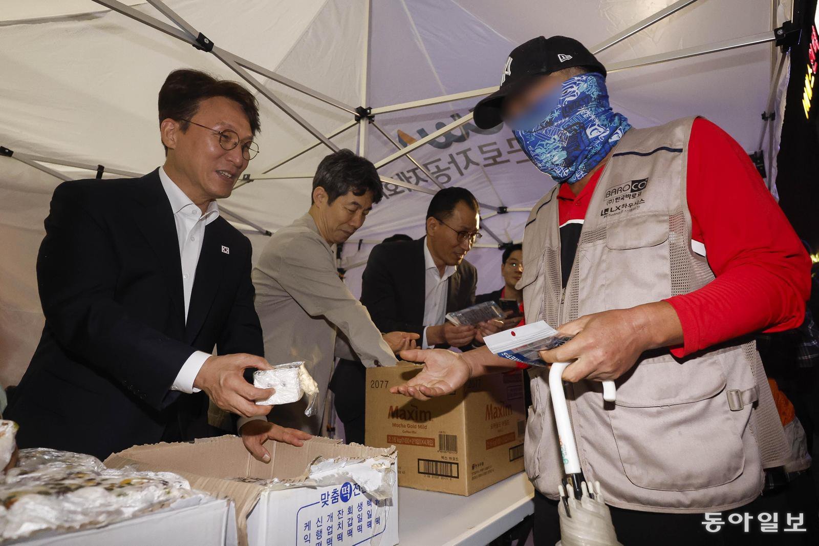 자칭 ‘새벽 참모장’ 김민석 국무총리가 10월 10일 오전 서울 구로구 도림로 새벽인력시장을 찾아 건설 일용근로자에게 격려물품 전달하고 있다. 동아일보 DB