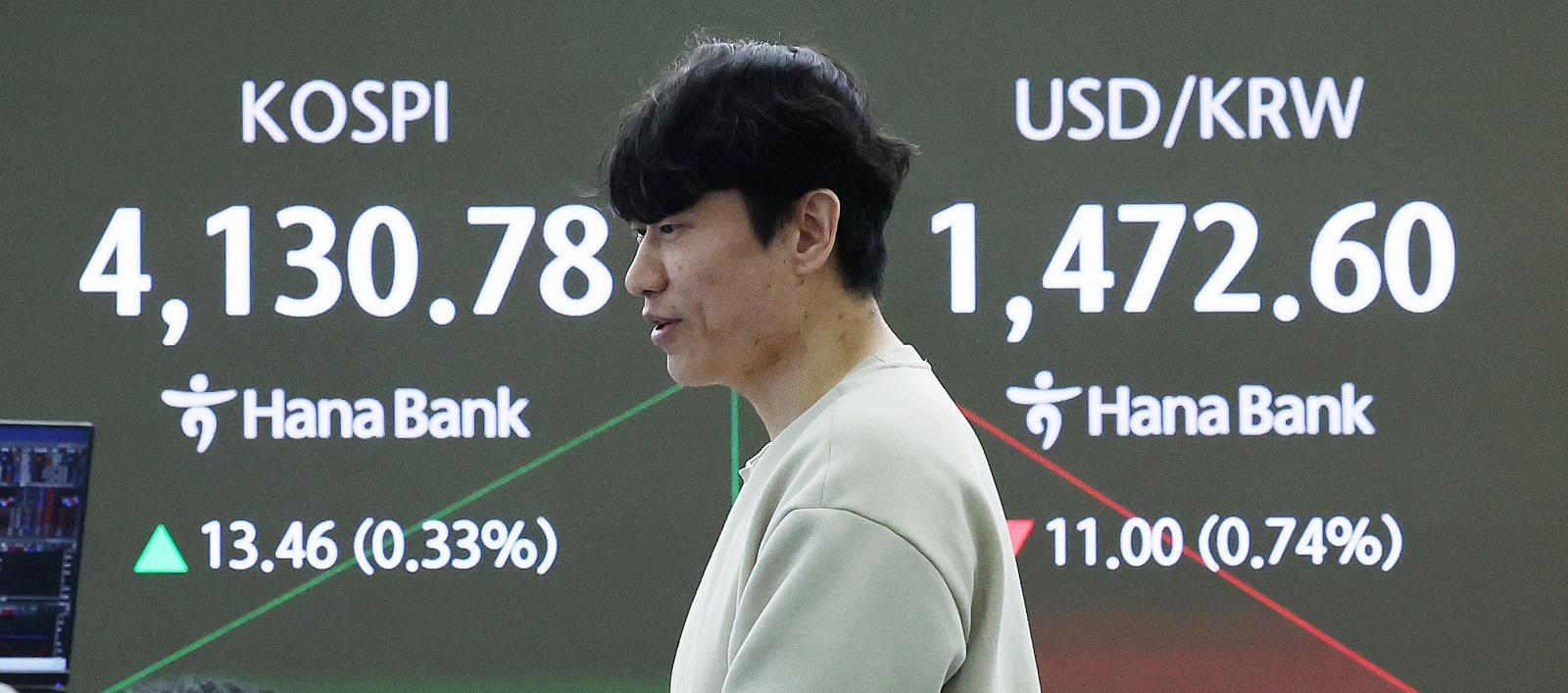 서울 중구 하나은행 딜링룸 전광판에 환율이 표시되고 있다.  2025.12.24 뉴스1