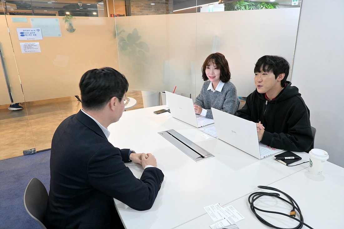 정현석 올리브웍스 대표와 김여민 서울창경 신사업기획팀 매니저, 박재윤 서울창경 신사업기획팀 매니저(왼쪽부터) / 출처=IT동아