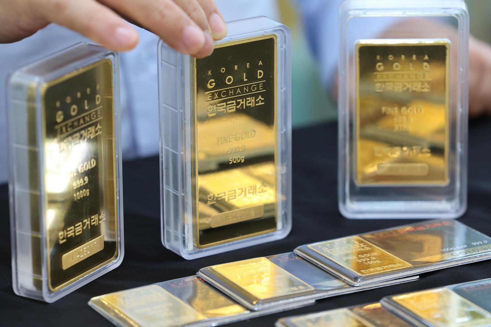 서울 종로구 한국금거래소에서 직원이 골드바를 들어보이고 있다. 2025.09.23. 뉴시스