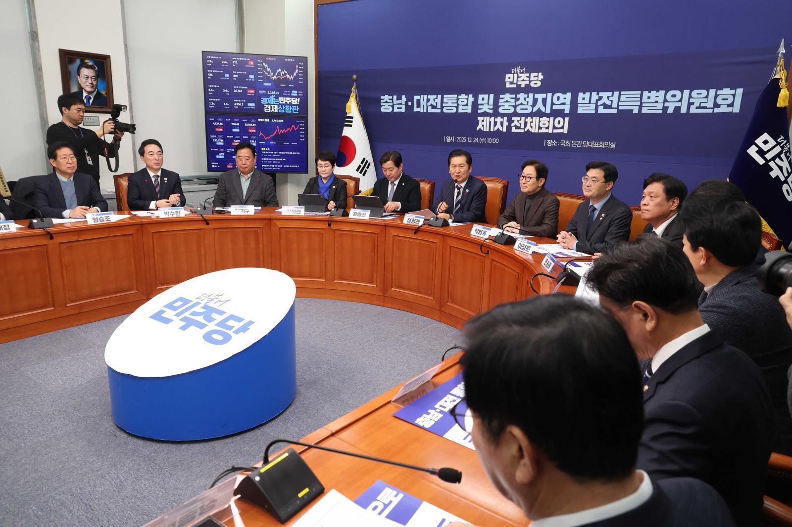 정청래 더불어민주당 대표가 24일 오전 서울 여의도 국회에서 열린 대전·충남 통합 및 충청지역 발전 특별위원회 제1차 전체회의에서 발언을 하고 있다. 2025.12.24. [서울=뉴시스]