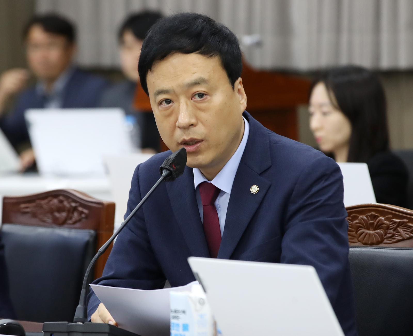 국민의힘 정성국 의원이 10월 23일 경남 창원 성산구 경남교육청에서 열린 국회 교육위원회의 경상국립대, 부산대, 경상국립대병원, 부산대병원, 부산대치과병원에 대한 국정감사에서 질의하고 있다. 창원=뉴스1