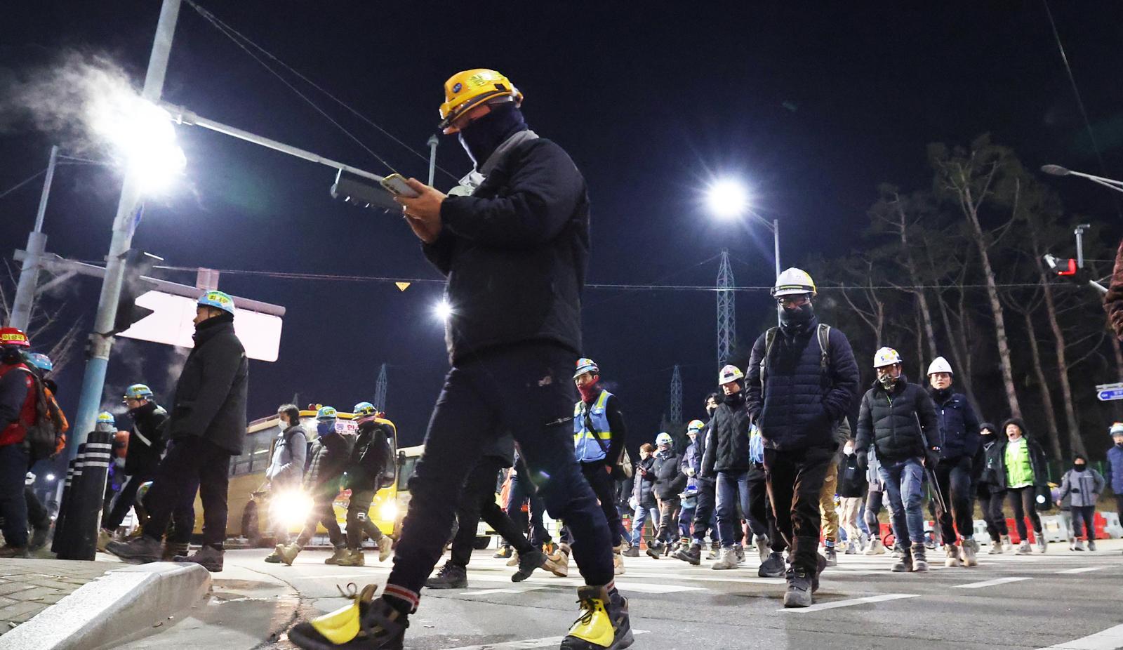 경기 평택시 삼성전자 평택캠퍼스 4공장(P4)으로 근로자들이 출근을 하고 있다. 2025.12.22 뉴스1