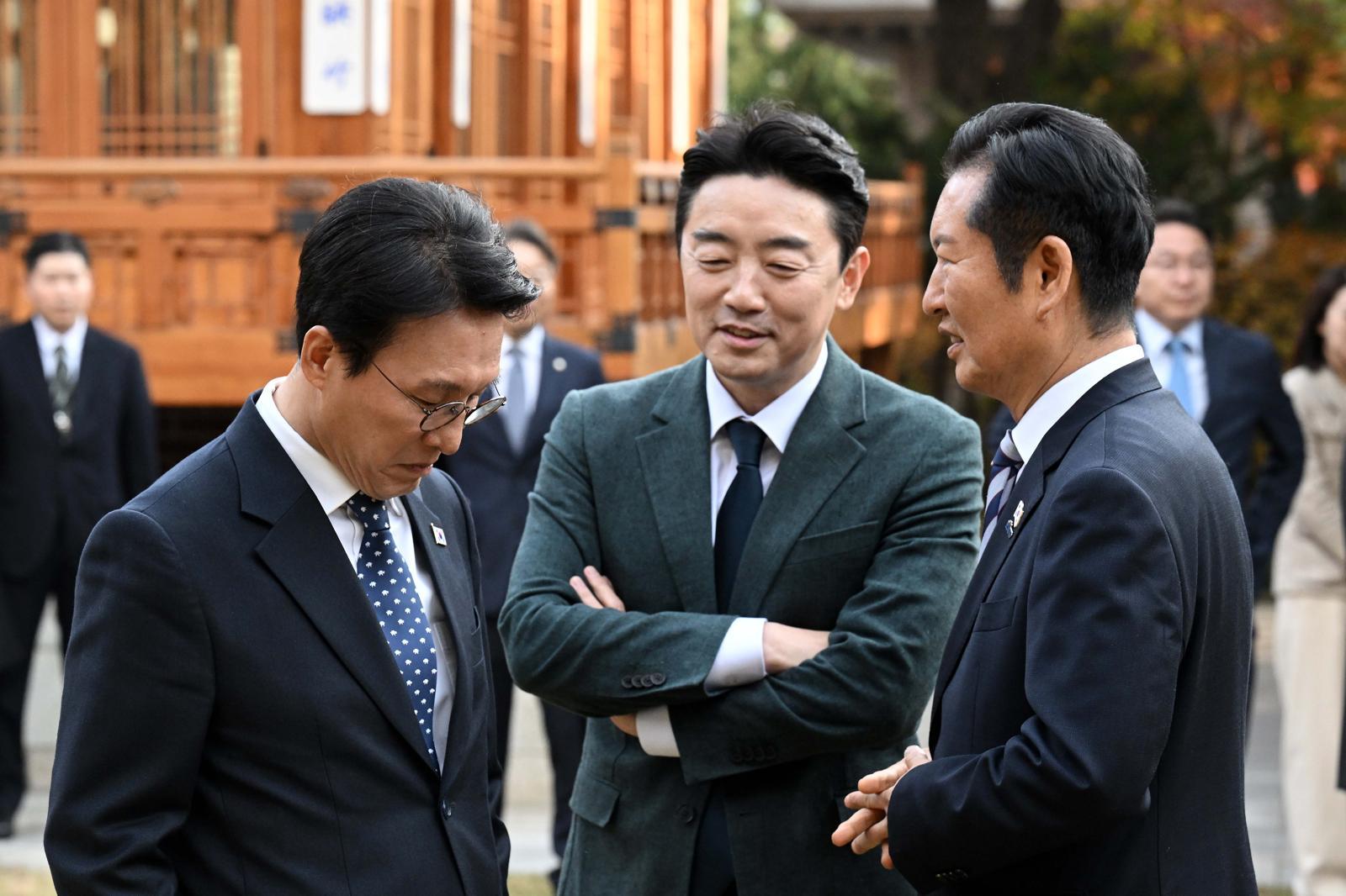 강훈식 비서실장(가운데)이 지난달 9일 서울 종로구 국무총리공관에서 열린 고위당정협의회에 앞서 김민석(왼쪽) 국무총리, 정청래 더불어민주당 대표(오른쪽)과 대화를 나누는 동안 팔짱을 끼고 있다. 뉴시스