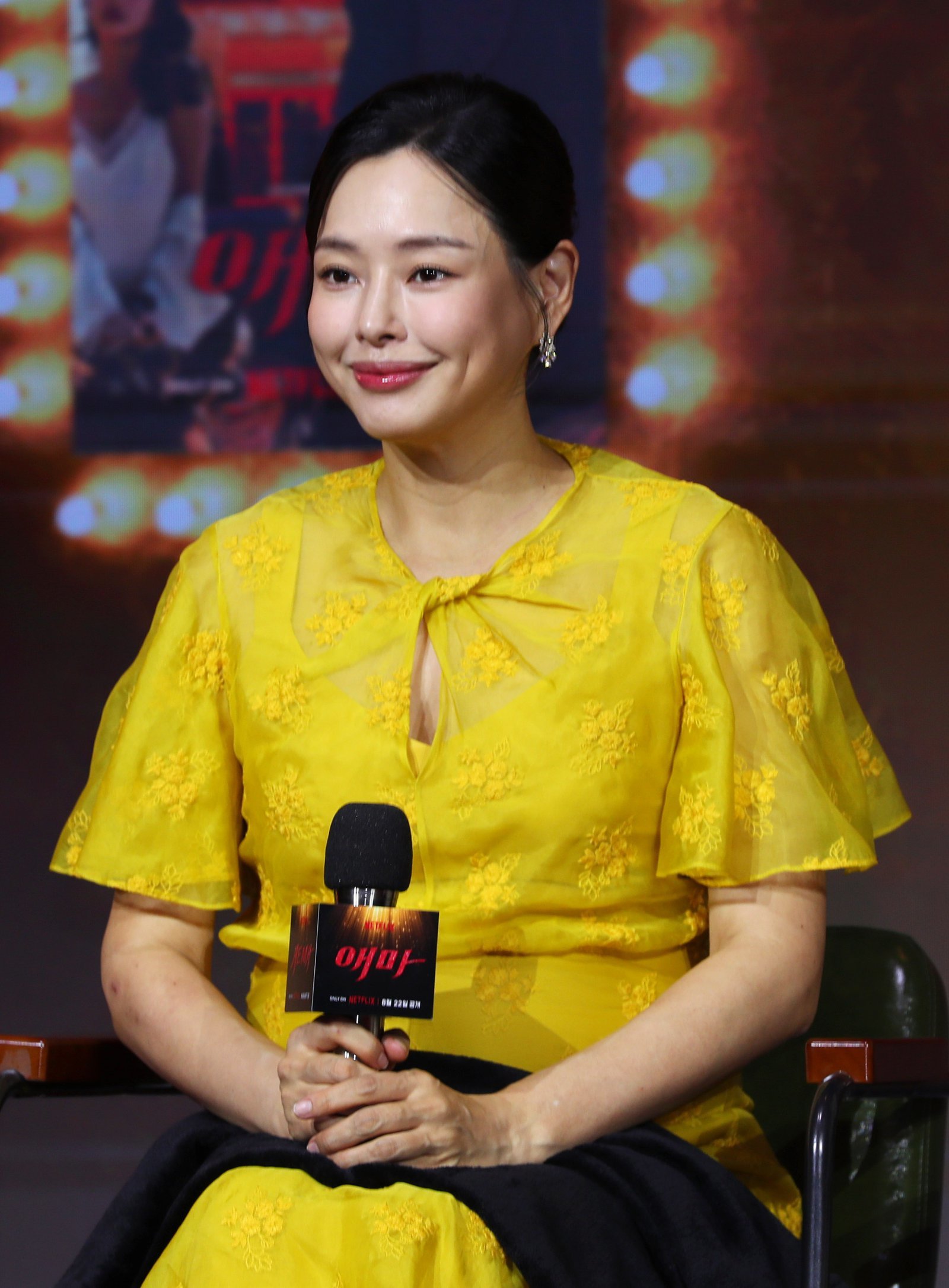 배우 이하늬가 18일 오전 서울 마포구 호텔 나루에서 열린 넷플릭스 시리즈 ‘애마’ 제작발표회에 참석하고 있다. 뉴시스