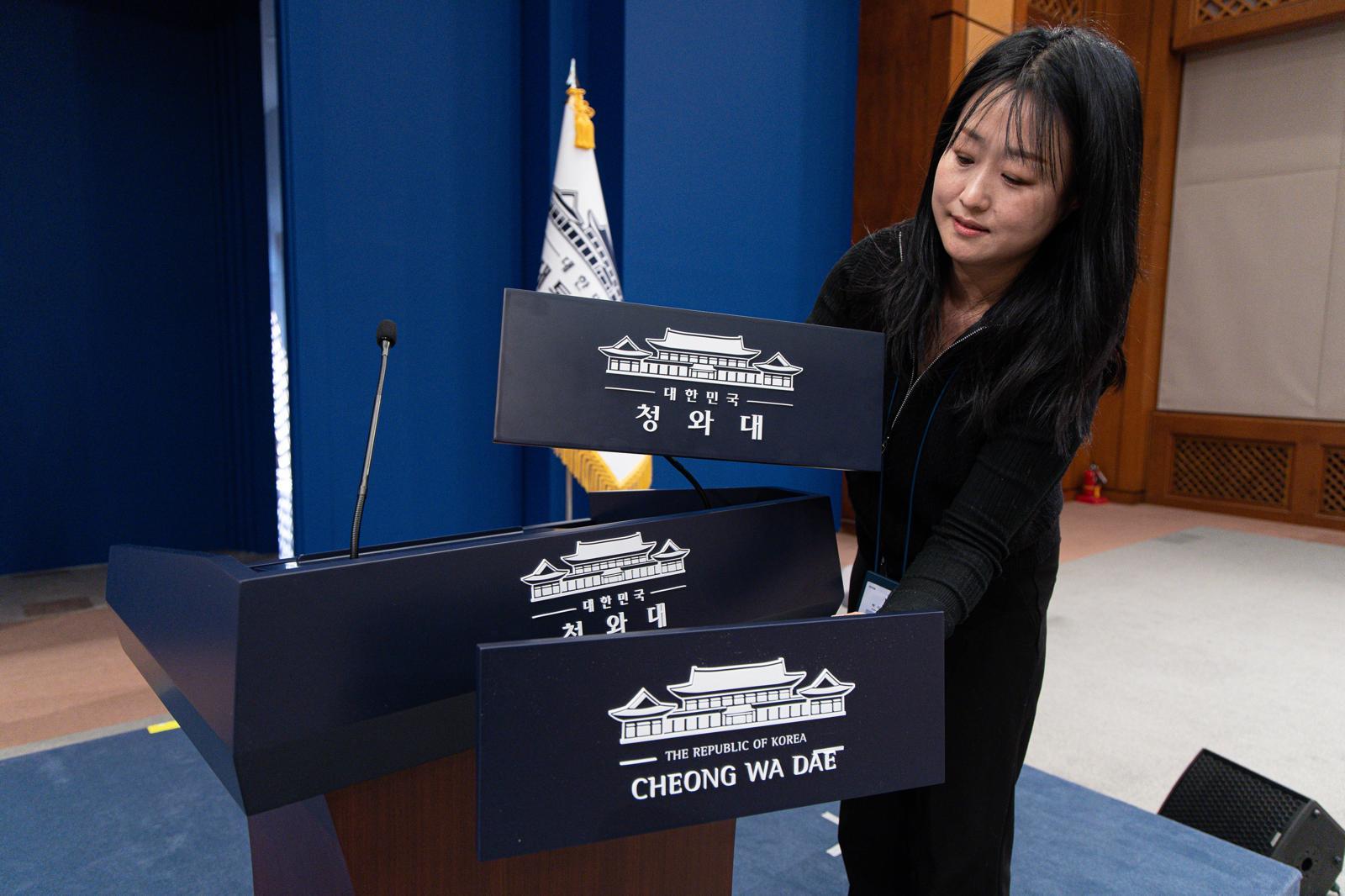 대통령실이 청와대 순차 이전을 진행 중인 18일 청와대 춘추관 브리핑룸에서 직원이 탈부착 업무표장을 설치하고 있다. 뉴스1