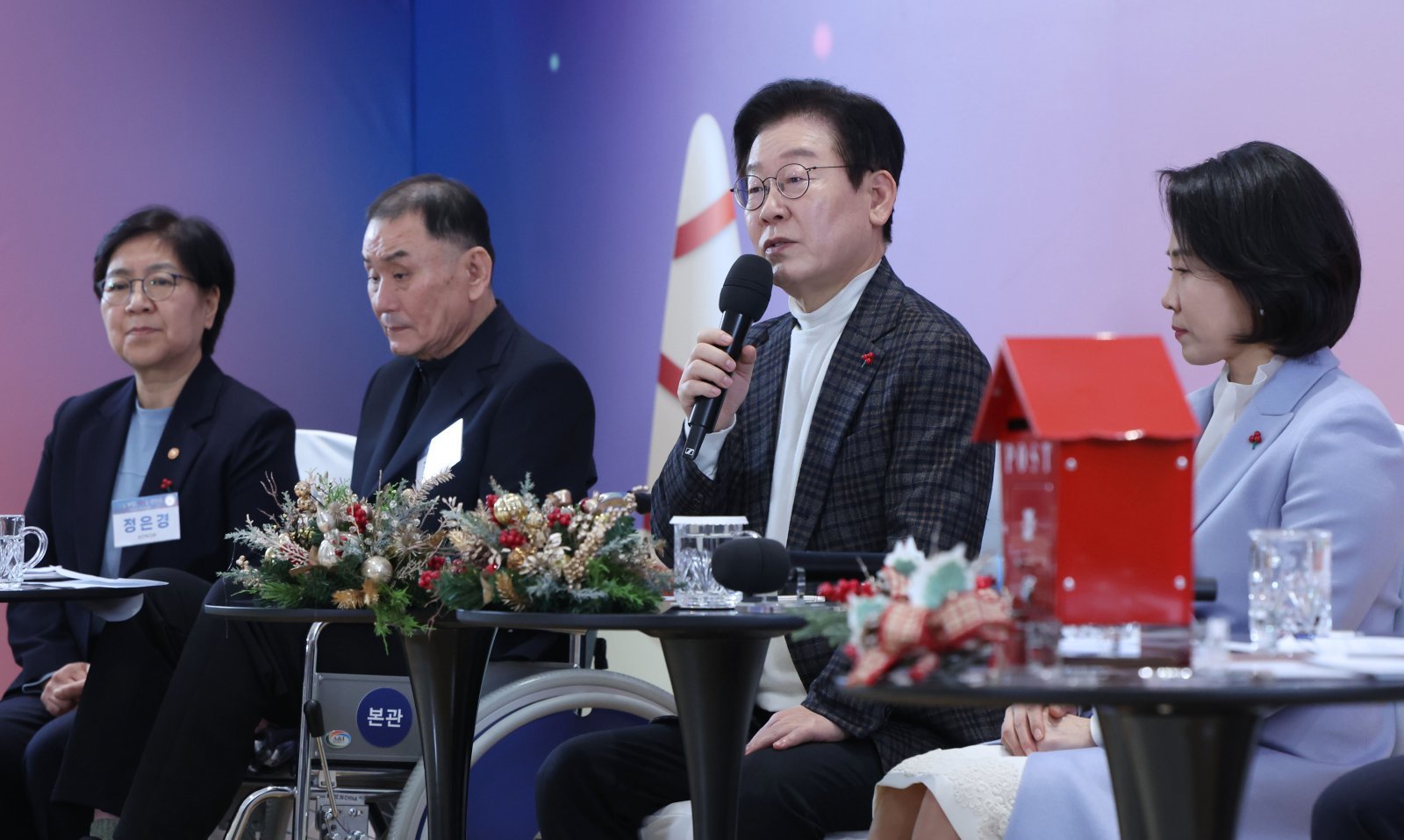 24일 서울 서대문구 세브란스병원에서 열린 ‘희귀 질환 환우 및 가족들과의 소통 행사’에서 이재명 대통령(오른쪽에서 두 번째)이 발언하고 있다. 대통령실사진기자단