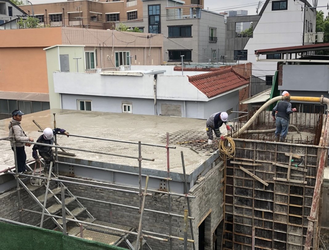 18일 오전 대구 북구 이슬람사원 건립 현장에서 인부들이 4개월 만에 공사를 재개하고 있다. 2023.04.18 [대구=뉴시스]