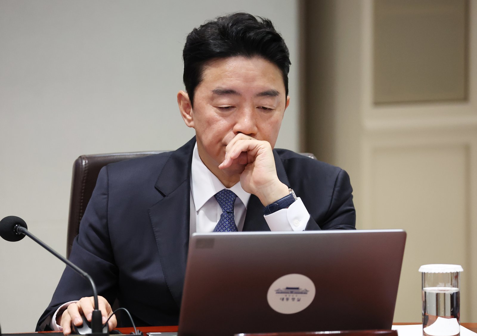 강훈식 비서실장이 9일 서울 용산 대통령실 청사에서 열린 국무회의에서 자료를 살펴보고 있다. 뉴시스