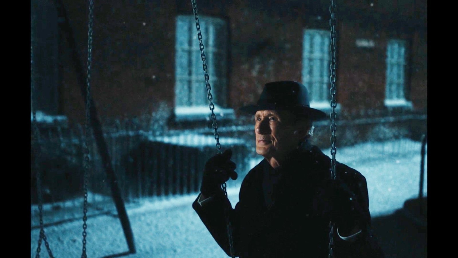 영화 ‘리빙: 어떤 인생’에선 삶이 얼마 남지 않은 주인공이 눈 오는 밤 홀로 그네를 타며 인생의 아름다움을 노래한다. 티캐스트제공