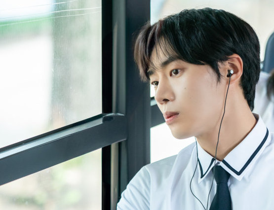 추영우는 “배우는 연출가의 소품이라고 생각한다”며 “제가 튀기보다 잘 어우러지는 게 중요한 것 같다”고 했다. 바이포엠스튜디오 제공