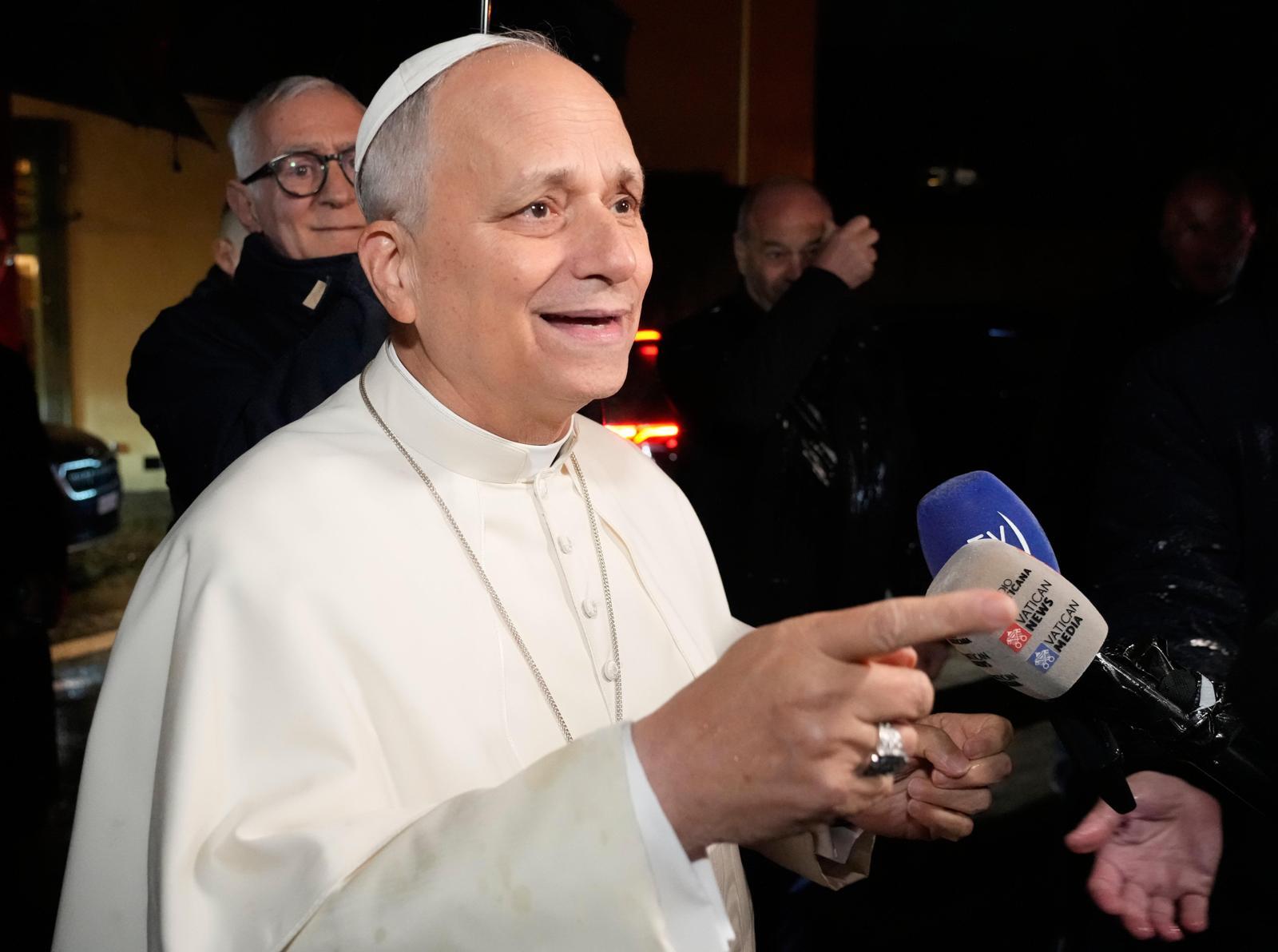 레오 14세 교황이 성탄절을 이틀 앞둔 23일(현지 시간) 이탈리아 카스텔간돌포에서 우크라이나 전쟁 등 전 세계의 분쟁 종식을 촉구했다. 카스텔간돌포=AP 뉴시스