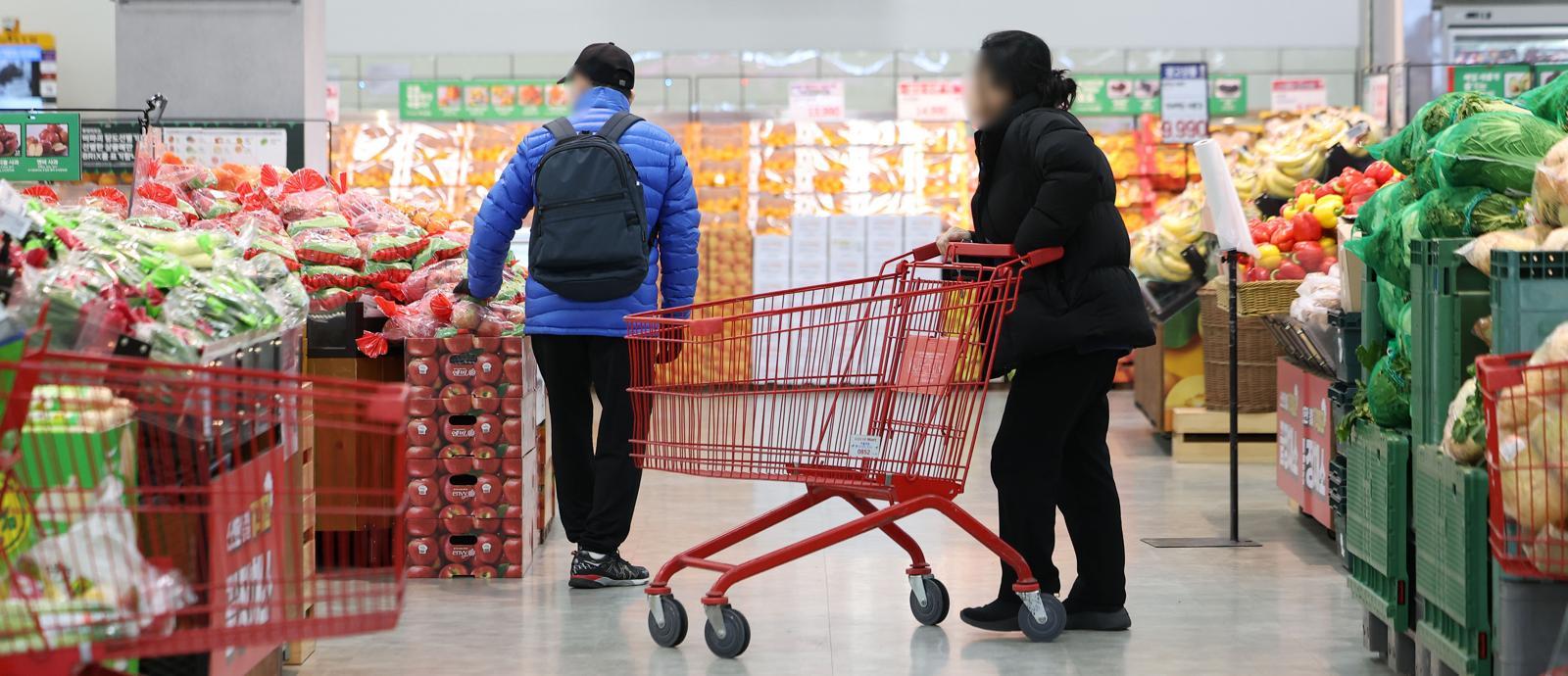 2일 서울 소재 대형 유통매장에서 고객들이 장을 보고 있는 모습. 2025.12.02 [서울=뉴시스]