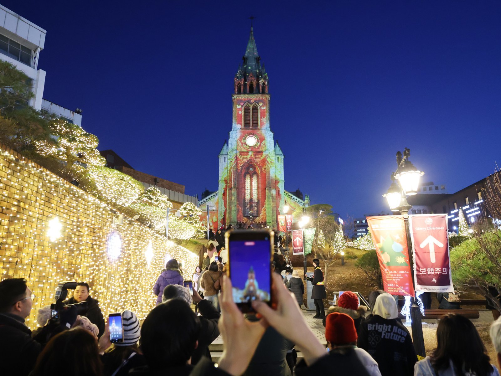 크리스마스 이브인 24일 서울 중구 명동성당 외벽에 아기예수의 탄생을 축하하는 미디어파시드가 펼쳐지고 있다. 2025.12.24/뉴스1