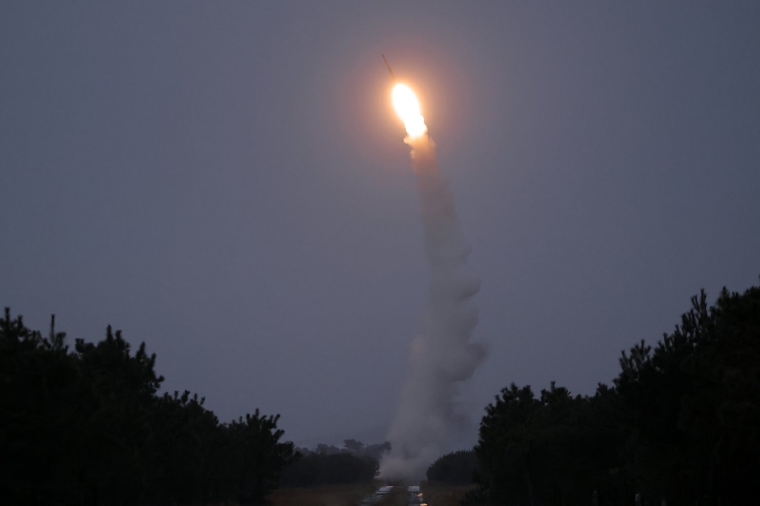 북한이 신형 반항공미사일을 시험발사했다고 25일 밝혔다. 노동당 기관지 노동신문은 시험발사가 전날인 24일 이뤄졌으며, 김정은 당 총비서가 이를 참관했다고 보도했다. 신문은 이 미사일을 ‘고공 장거리 반항공미사일 체계’라고 부르며 첫 시험발사가 진행된 것이라고 밝혔다. ‘고공 장거리 반항공미사일’은 한국이 도입한 미국의 고고도미사일방어체계(THAAD·사드)와 유사한 미사일 체계인 것으로 추정된다. 평양 노동신문=뉴스1