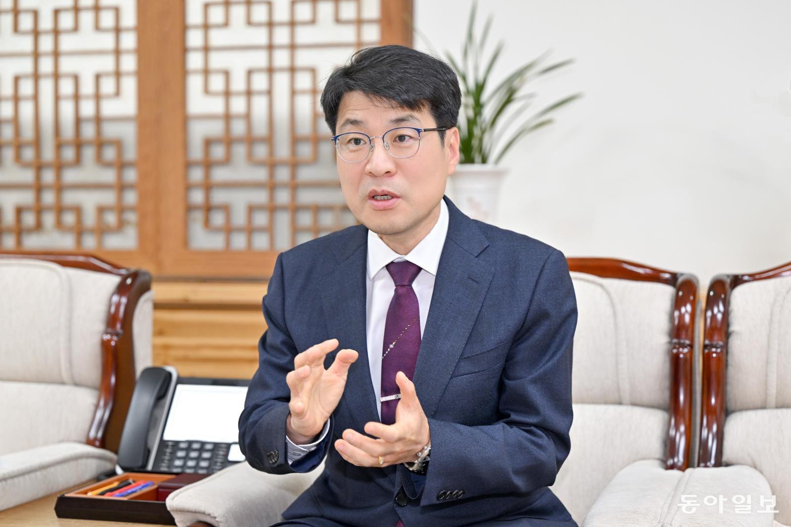 24일 대구 중구 대구시청 집무실에서 김정기 대구시장 권한대행이 내년 시정 운영 방향을 설명하고 있다. 김 시장 권한대행은 “정치적 상황과 무관하게 행정의 안정성과 실행력을 잘 유지하는 것이 시민에 대한 책무라고 생각한다”고 말했다. 대구시 제공