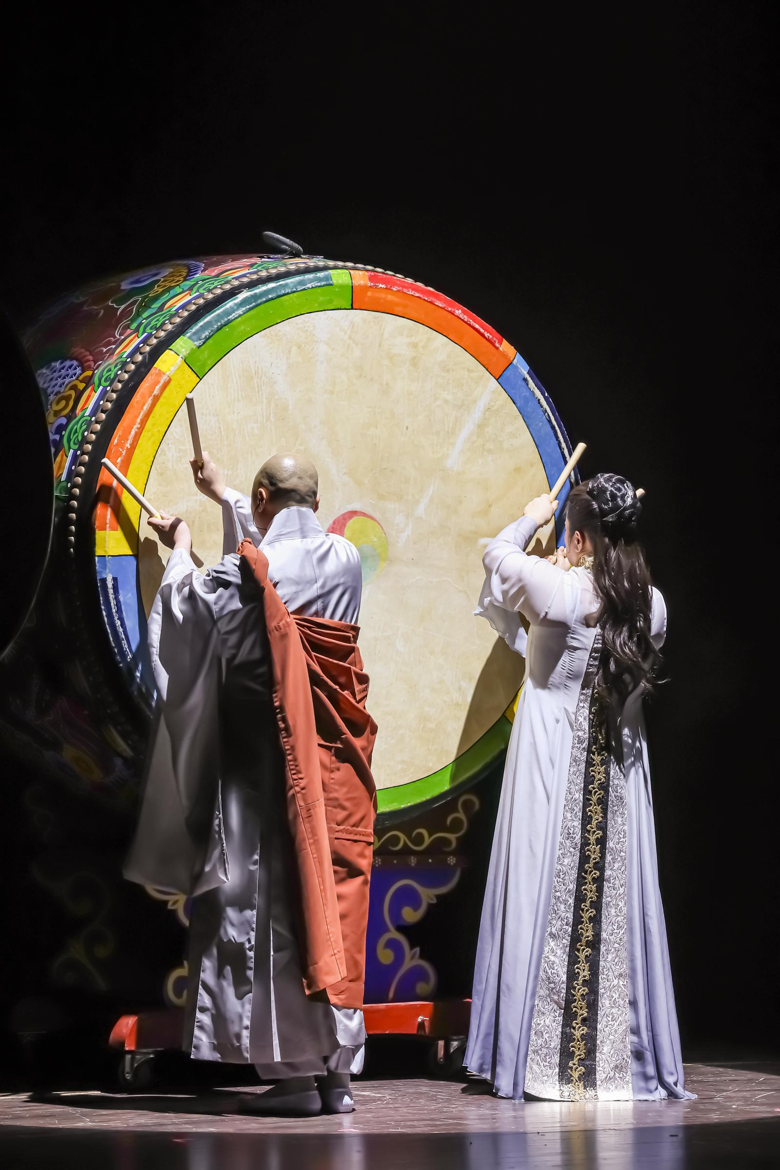 스님과 함께 법고를 치고 있는 김혜진 총감독(오른쪽). 그는 “이제는 불교문화도 산중에만 머무는 게 아니라 적극적으로 대중을 찾아가는 형태로 바뀌고 있다”라며 “그런 면에서 앞으로 법고뿐만 아니라 범종, 운판, 목어를 활용한 대중 공연도 무대에 올려보고 싶다”라고 말했다. 김혜진 총감독 제공