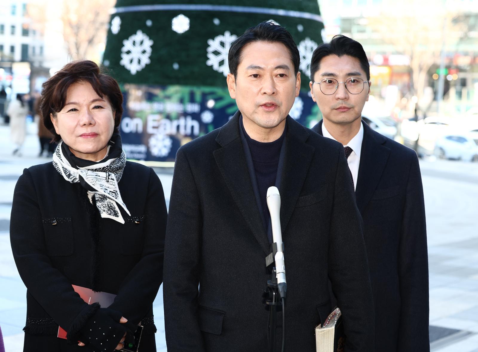 장동혁 국민의힘 대표가 25일 서울 서초구 사랑의교회에서 성탄 예배를 마치고 취재진 질의에 답변하고 있다. 2025.12.25/뉴스1