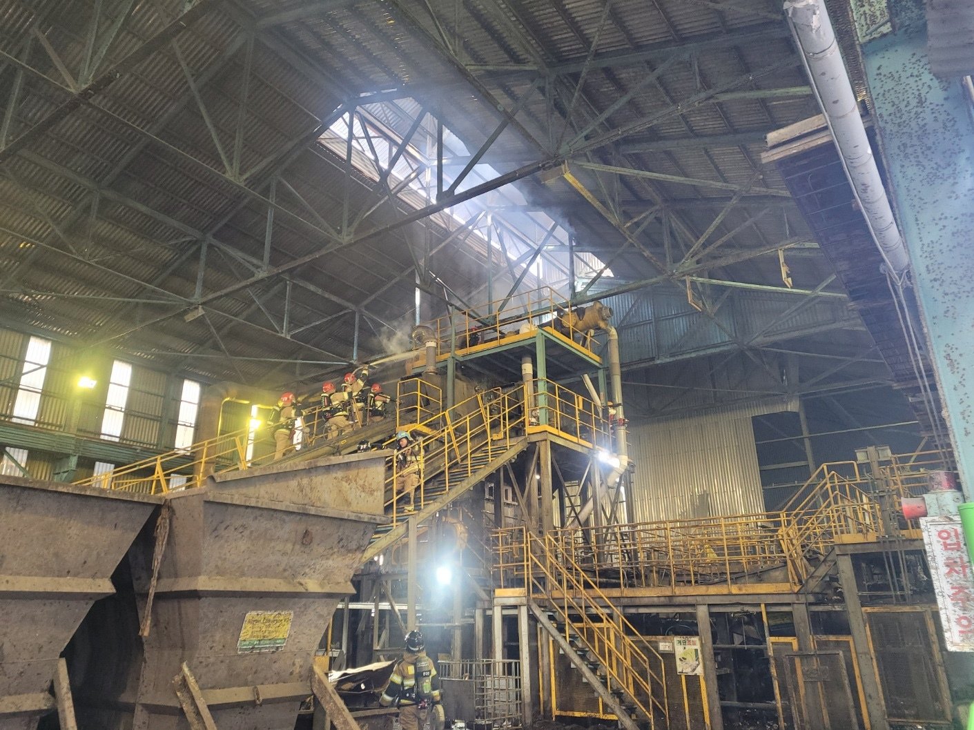 25일 오전 9시 37분께 울산 울주군 온산읍 고려아연 공장에서 불이 났다.(울산소방본부 제공)/뉴스1