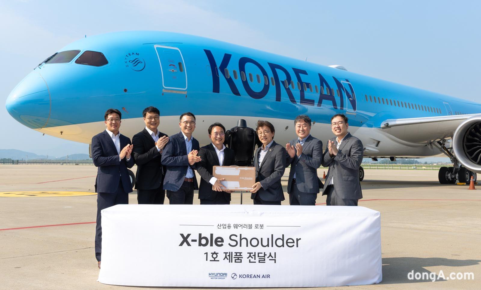 현대차그룹은 대한항공에 산업용 웨어러블 로봇 엑스블숄더 1호 제품을 전달했다.