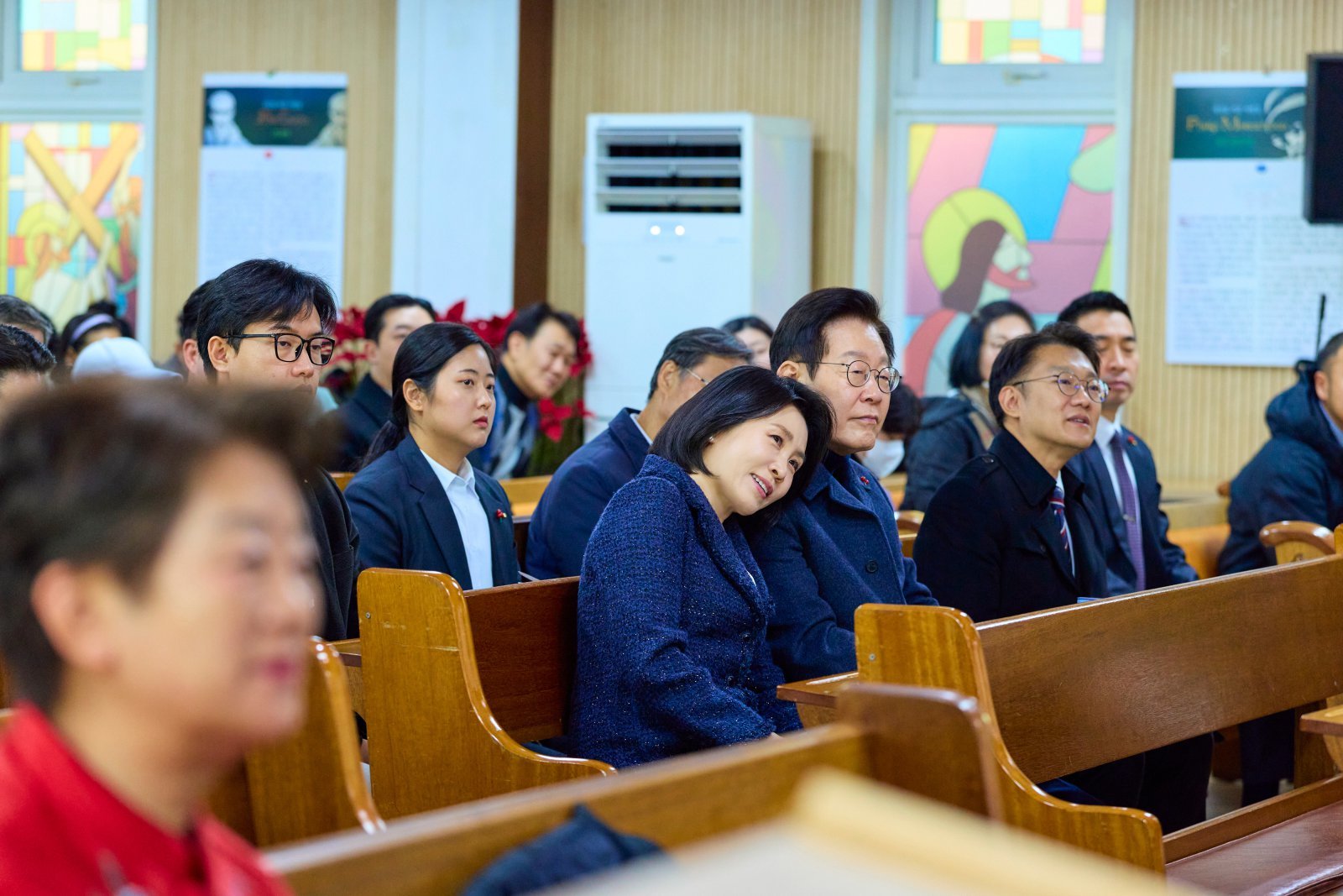이재명 대통령과 김혜경 여사가 25일 인천 계양구 해인교회에서 성탄 예배를 하고 있다. 대통령실 제공