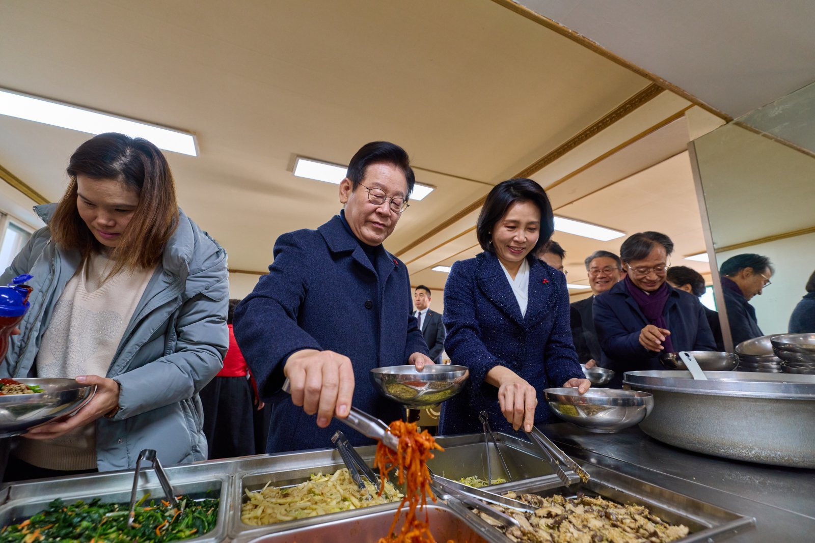 이재명 대통령과 김혜경 여사가 25일 인천 계양구 해인교회에서 열린 성탄 예배를 마친 후 오찬을 하고 있다. 대통령실 제공대통령실 제공