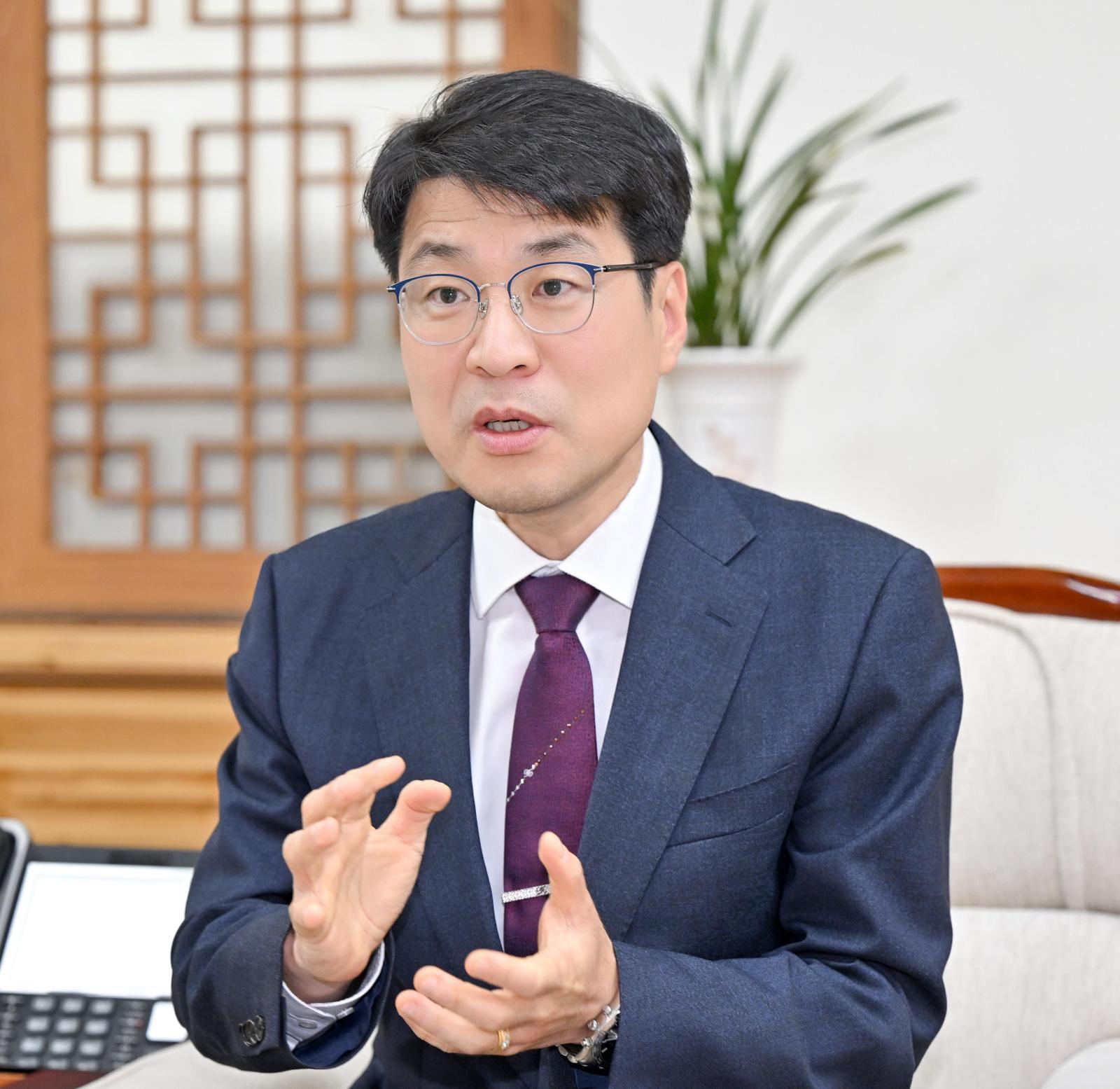 24일 대구 중구 대구시청 집무실에서 김정기 대구시장 권한대행이 내년 시정 운영 방향을 설명하고 있다. 김 시장 권한대행은 “정치적 상황과 무관하게 행정의 안정성과 실행력을 잘 유지하는 것이 시민에 대한 책무라고 생각한다”고 말했다. 대구시 제공