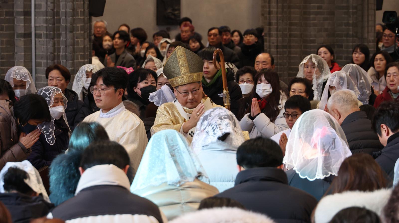 성탄절인 25일 서울 중구 명동대성당에서 정순택 천주교 서울대교구 대주교(가운데)가 성탄 대축일 낮 미사를 집전하고 있다. 이날 전국 성당과 교회에선 아기 예수의 탄생을 축하하는 미사와 예배가 이어졌다. 사진공동취재단