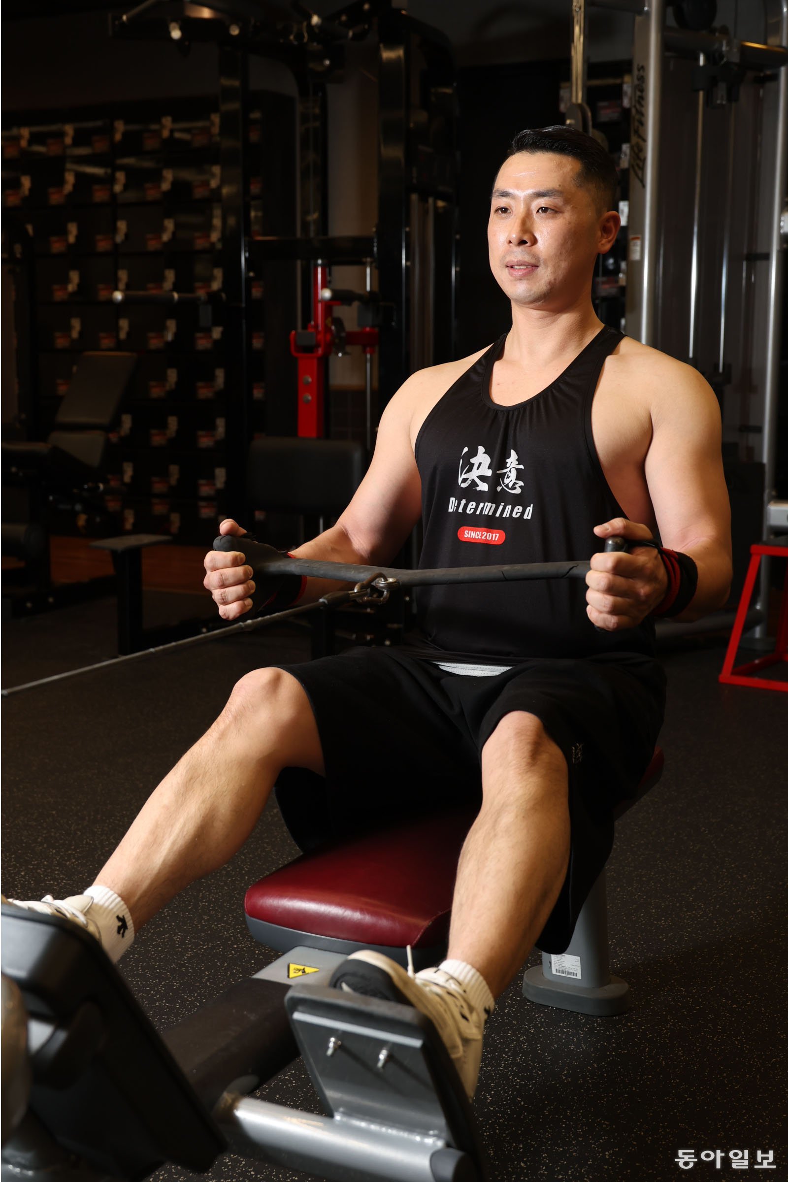 김강민 서울 중부소방서 119구조대 2팀 구조대장이 서울 중구 피트니스101에서 웨이트트레이닝을 하고 있다. 특전사(육군특수전사령부) 부사관 시절 훈련 및 전술을 더 잘 소화하기 위해 근육 운동을 시작한 그는 소방관으로 13년째 일하면서도 꾸준히 체력을 키우며 재난구조 활동을 하고 있다. 
전영한 기자 scoopjyh@donga.com