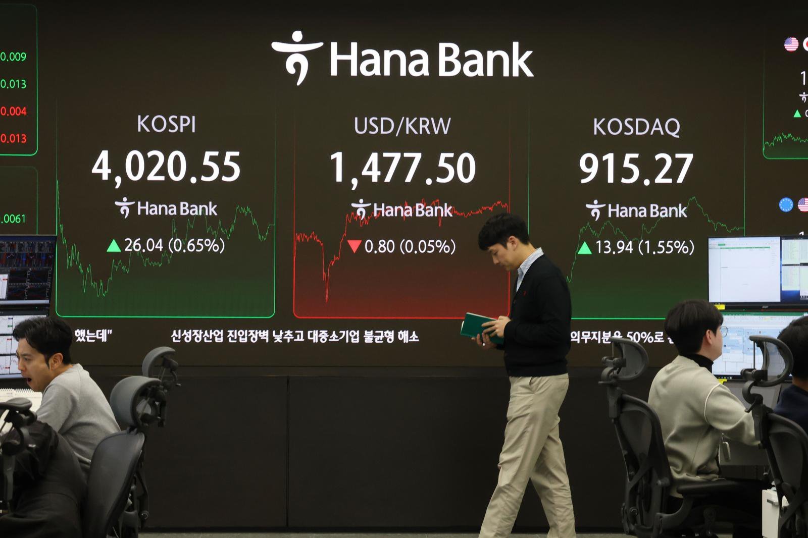 코스피가 지난 19일 서울 중구 하나은행 딜링룸 현황판에 전일 대비 26.04포인트(0.65%)상승한 4,020.55를 나타내고 있다.  2025.12.19/뉴스1 ⓒ News1